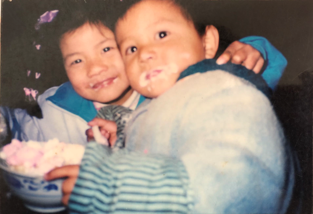姐弟俩小时候的合照