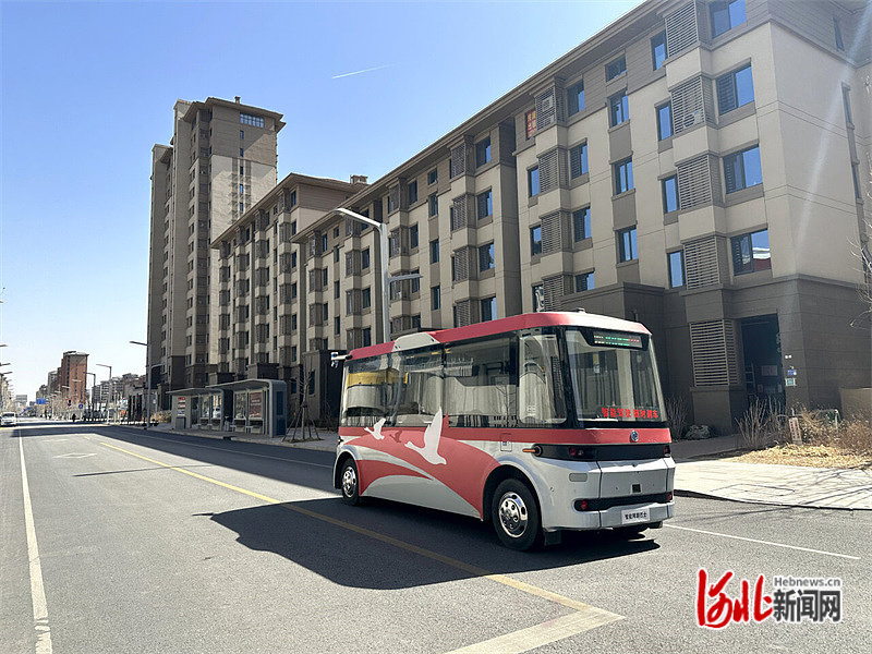 智能网联巴士目前正在雄安新区容东片区进行实际道路测试。未来智能网联巴士与雄安数字道路系统协同运行之后，在“城市大脑”的统筹下将形成人、车、路、物实时互联互通、实时感知、瞬时响应、智能决策的新型智能交通体系。河北日报记者 田 明摄
