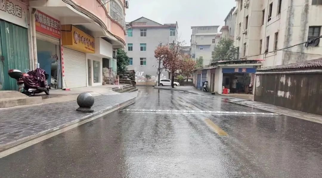 图为改造后的高安市瑞安西路背街小巷