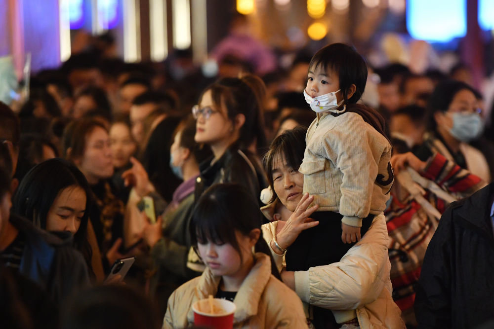 ↑3月25日，小游客在观看“黄河食渡文化夜市”特色表演。新华社记者 陈斌 摄