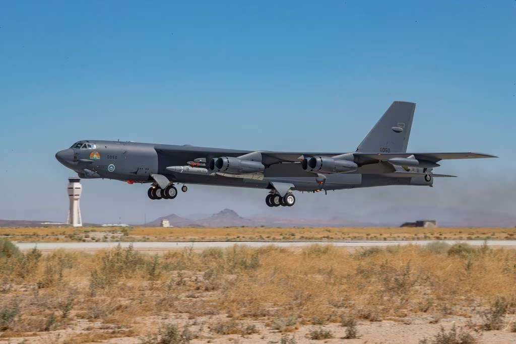 B-52H战略轰炸机携带AGM-183A导弹进行测试。