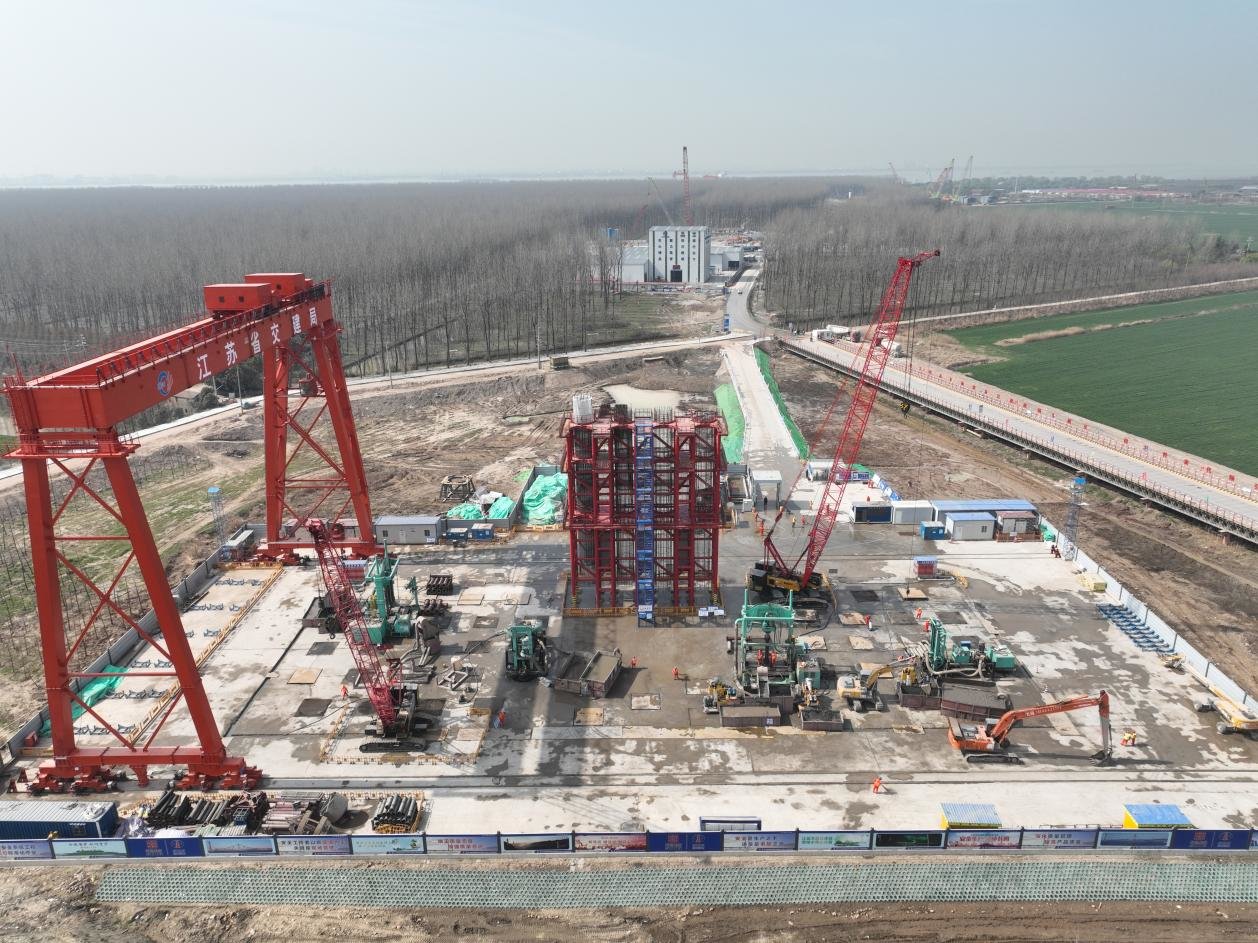 图为张靖皋长江大桥北航道桥南索塔施工区