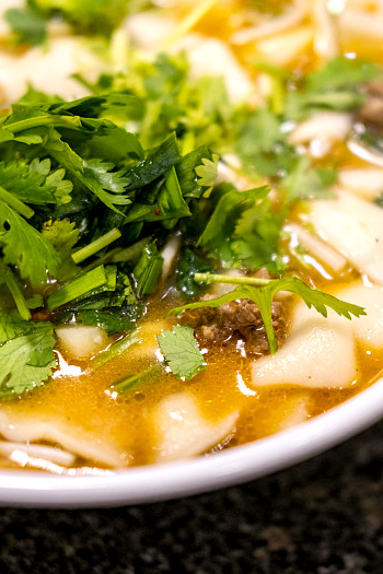 羊肉汤配香菜及其他野菜，为“清下锅”打底。图 / 视觉中国