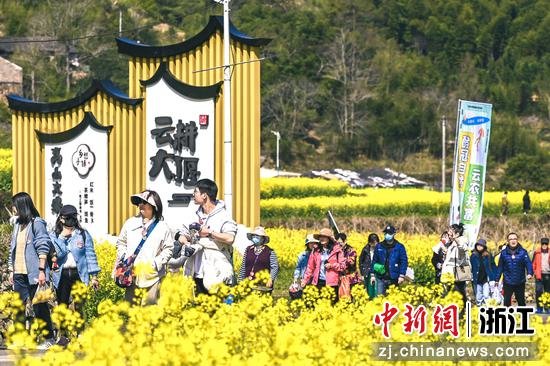 游客到访大堰镇。 赵伊丽供图