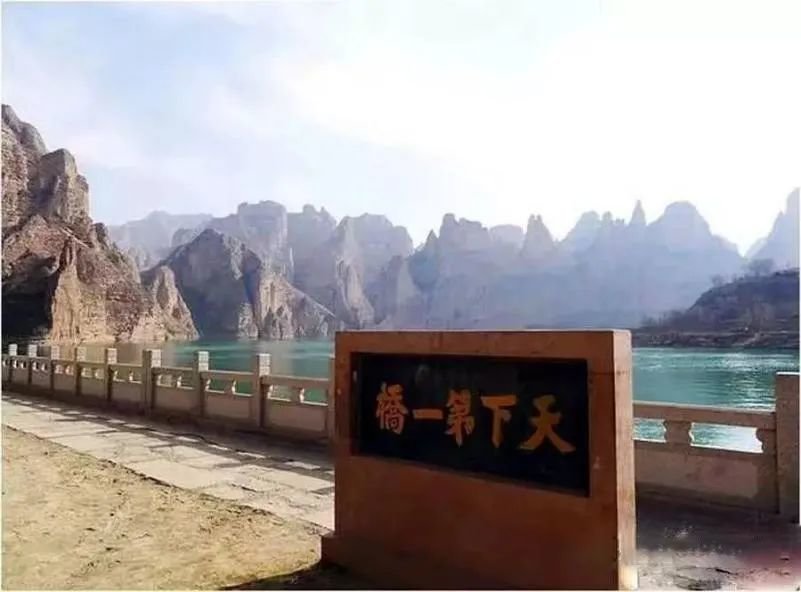 ▲ 位于炳灵寺黄河岸边巨石上的天下第一桥碑刻(拓片)