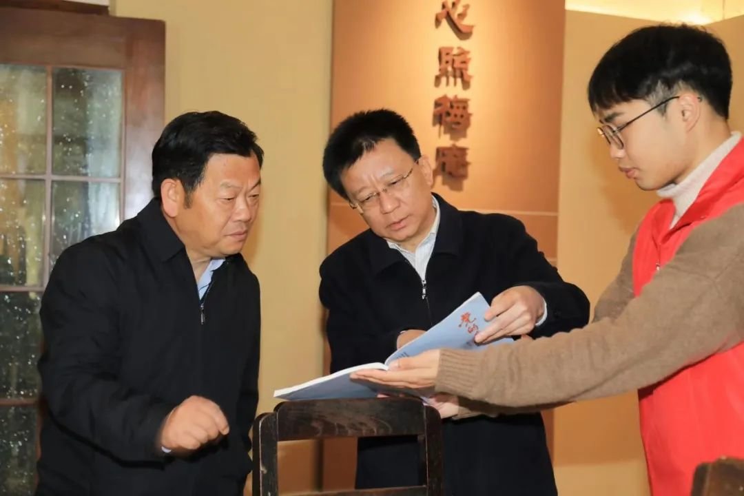 志愿者讲解梅庵故事