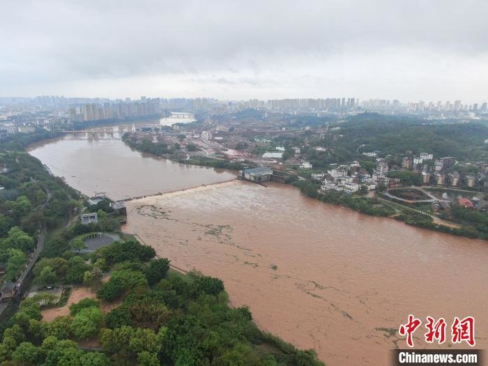 图为航拍赣江上游章江江西赣州主城区段，受近期强降雨影响，河流水位迅速上涨，湍急浑浊。　刘力鑫 摄
