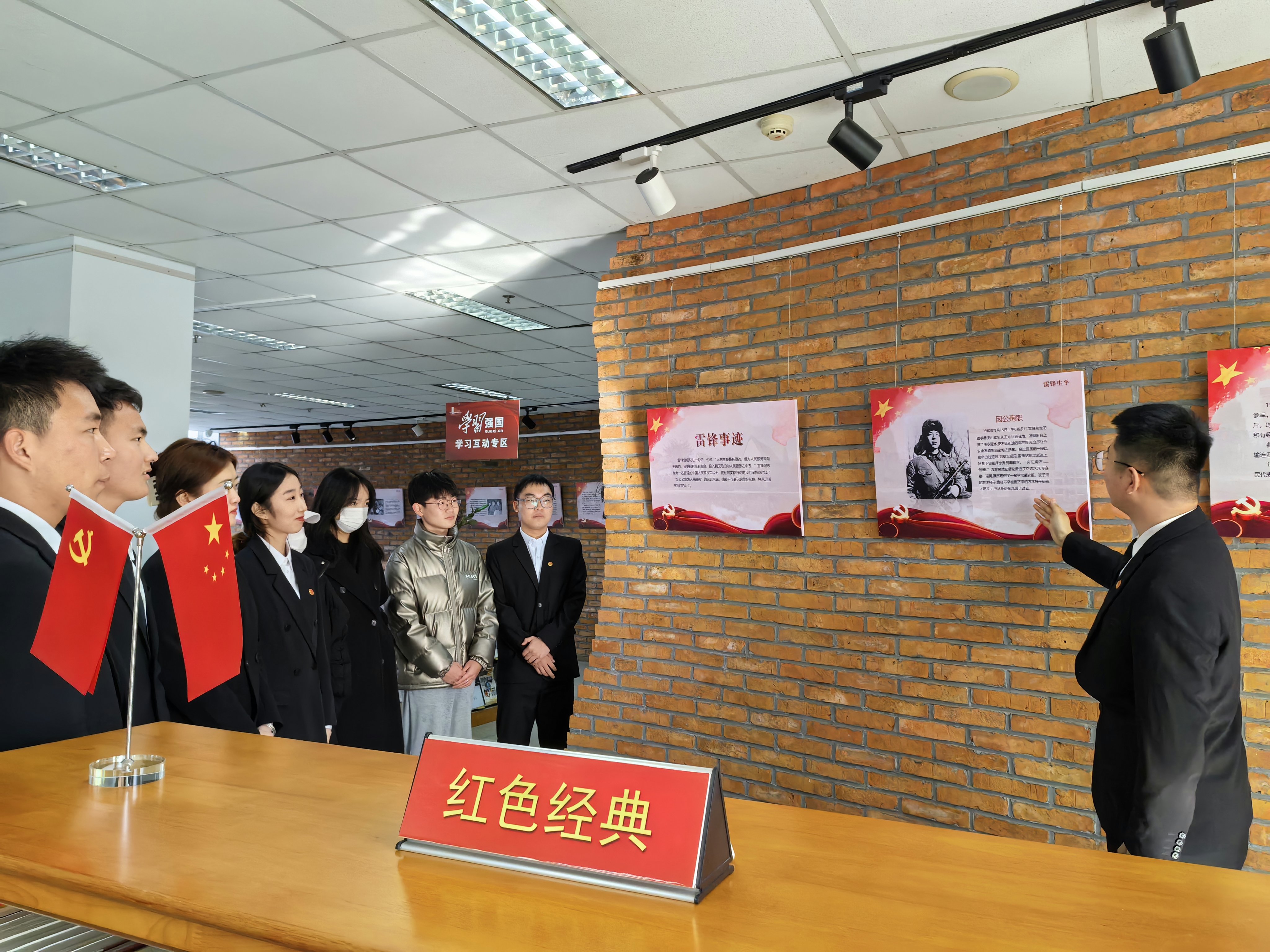 见证雷锋精神在这里延续——青岛职业技术学院志愿服务花开遍地红