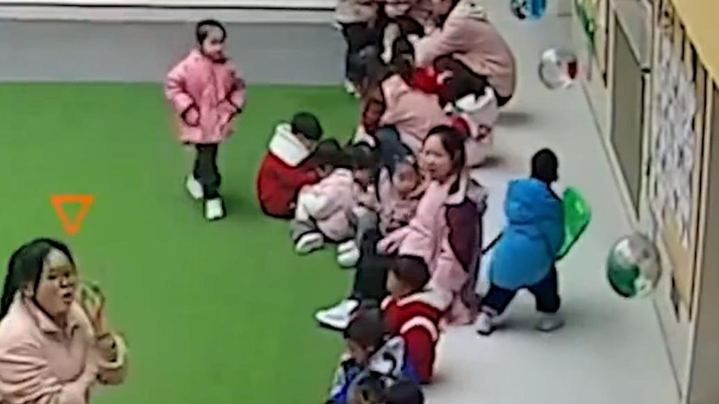 暖心一幕！幼儿园小朋友为怀孕老师搬凳子