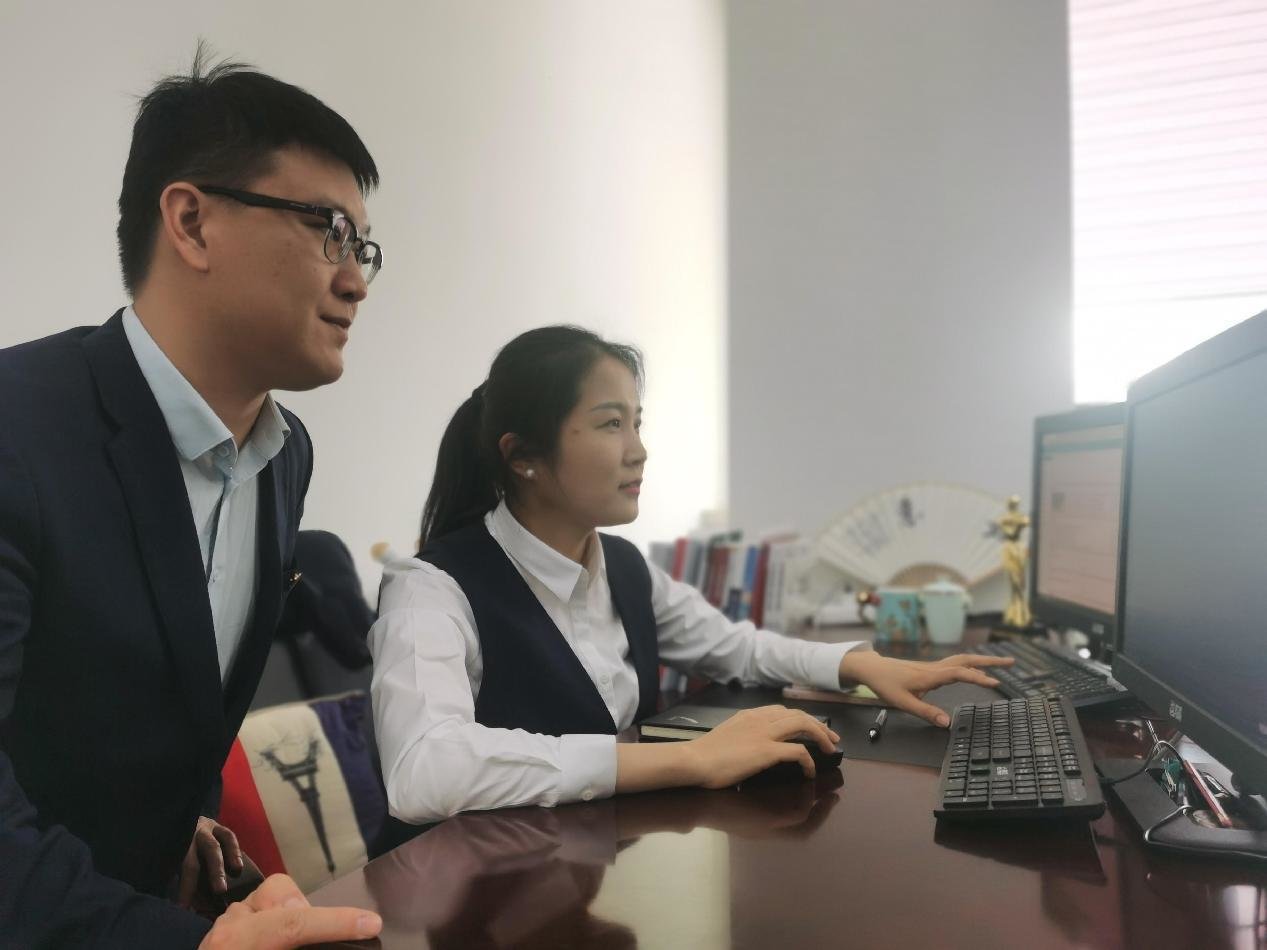 李晓娜和同事一起看债市行情