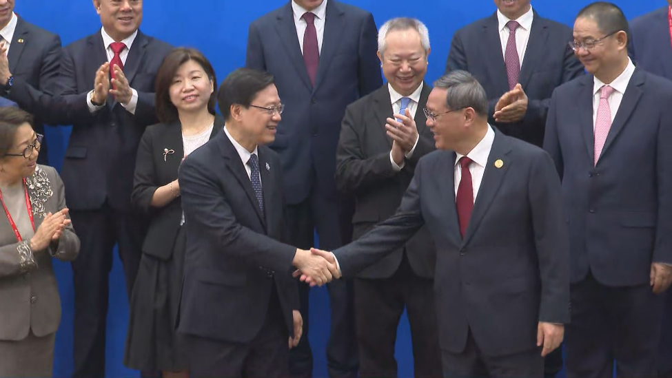 国务院总理李强与香港特首李家超握手合照