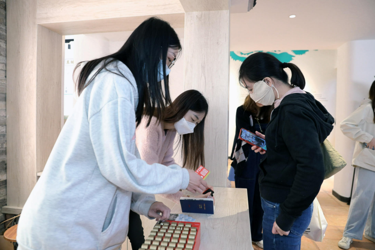 图:市民参与集章互动。