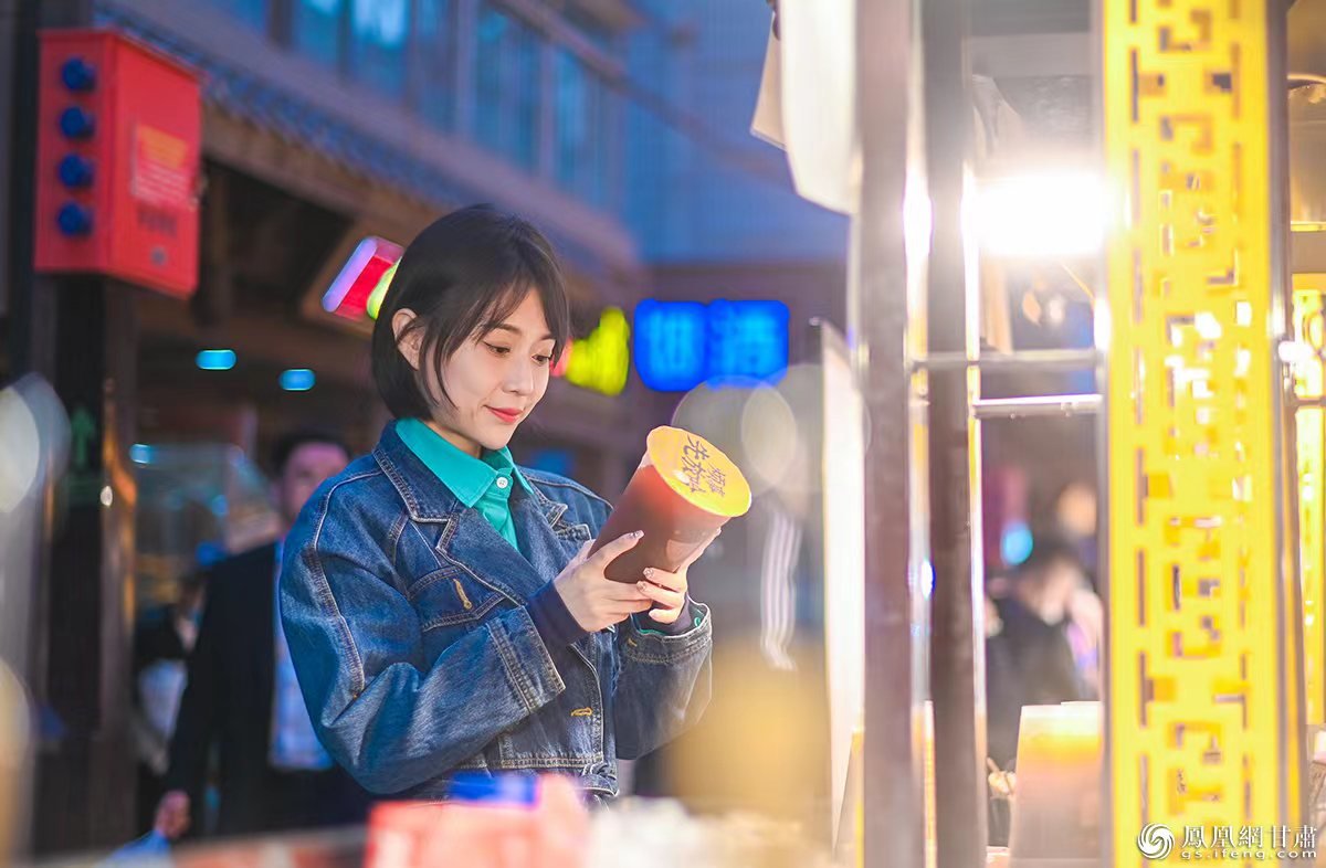 夜市是人间烟火的聚集地,熙熙攘攘的人群来了一波又一波。在霓虹灯的映衬下,兰州的夜晚更具魅力。李德宇 摄