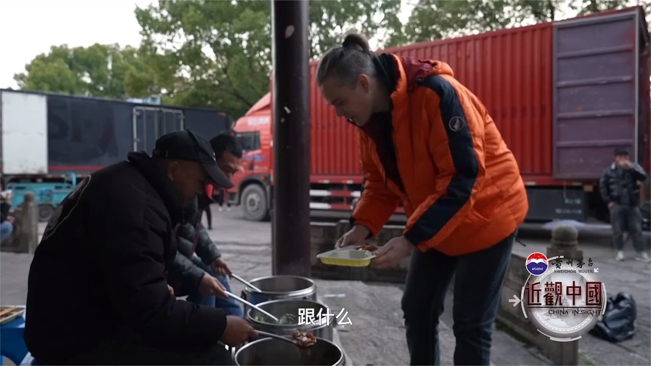 横店剧组盒饭什么水平？英国小伙前来体验 直呼宫保鸡丁是老外最爱