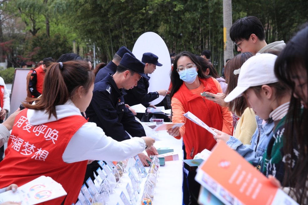 活动现场人头攒动。