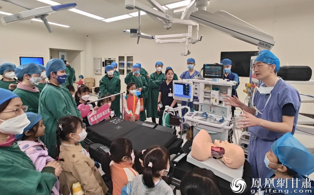 甘肃省中心医院麻醉科医生为“体验官”介绍手术过程中的各项工作和仪器 陈沛辰 摄