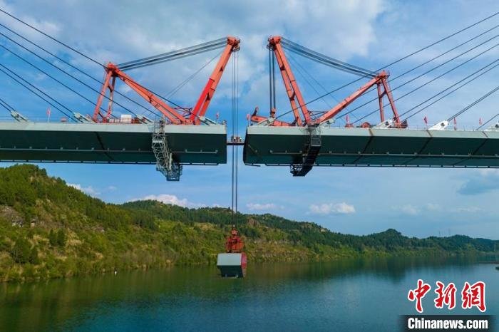 汉巴南铁路嘉陵江特大桥最后一节段钢箱梁吊装现场。　刘忠俊　摄