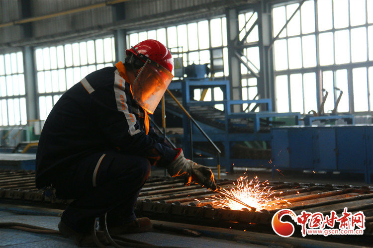 中铝连城分公司工作人员工作中