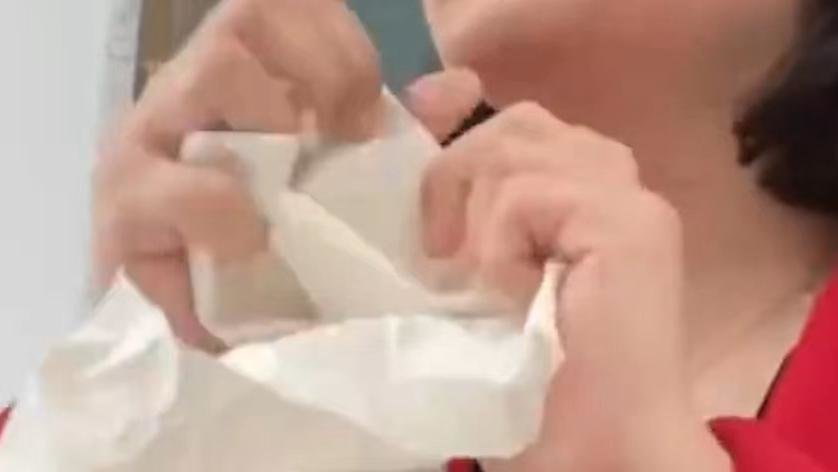 老师以“揉白纸”为例，教育孩子不要出口伤人