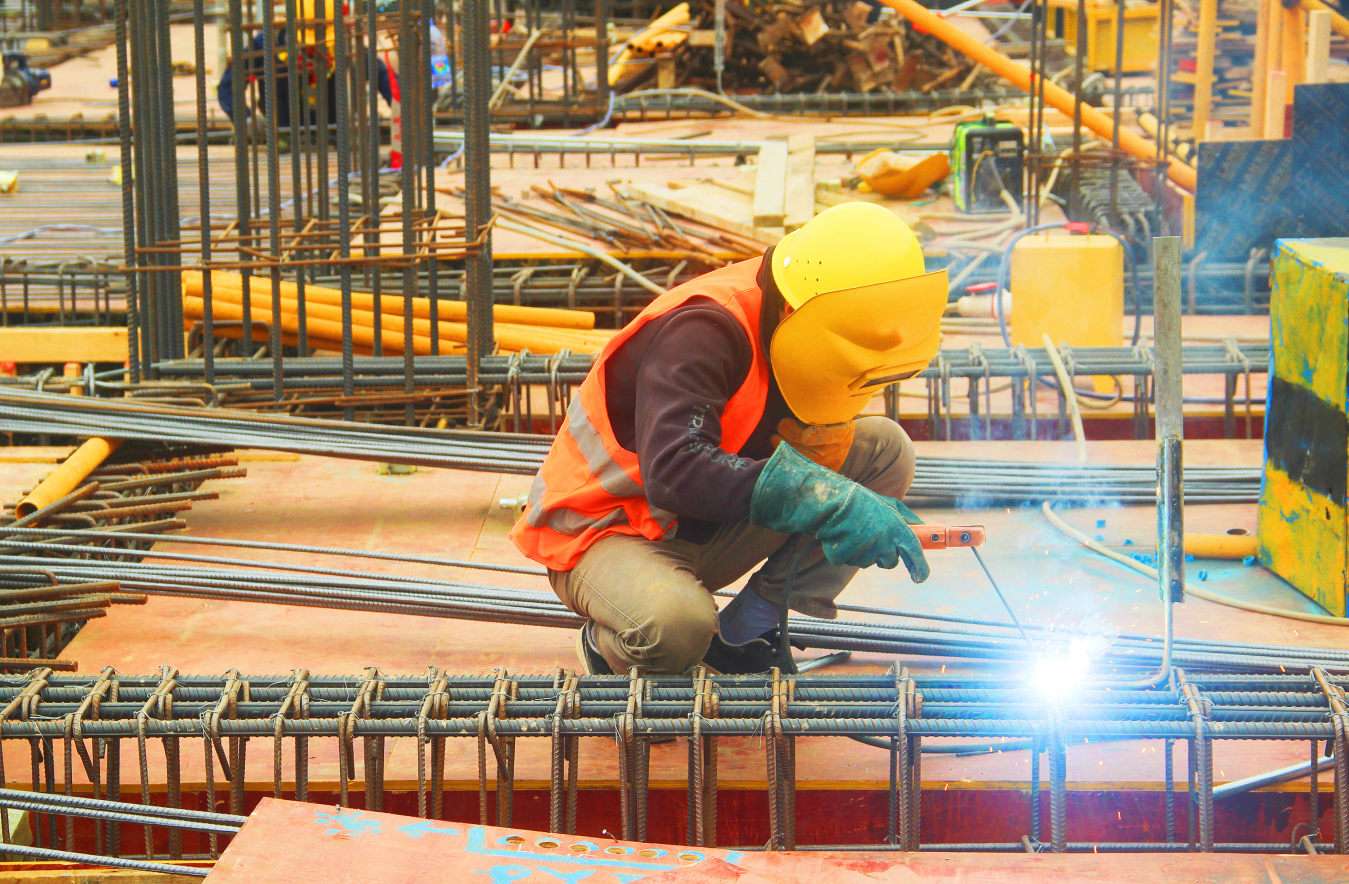 现场工人在进行钢筋焊接