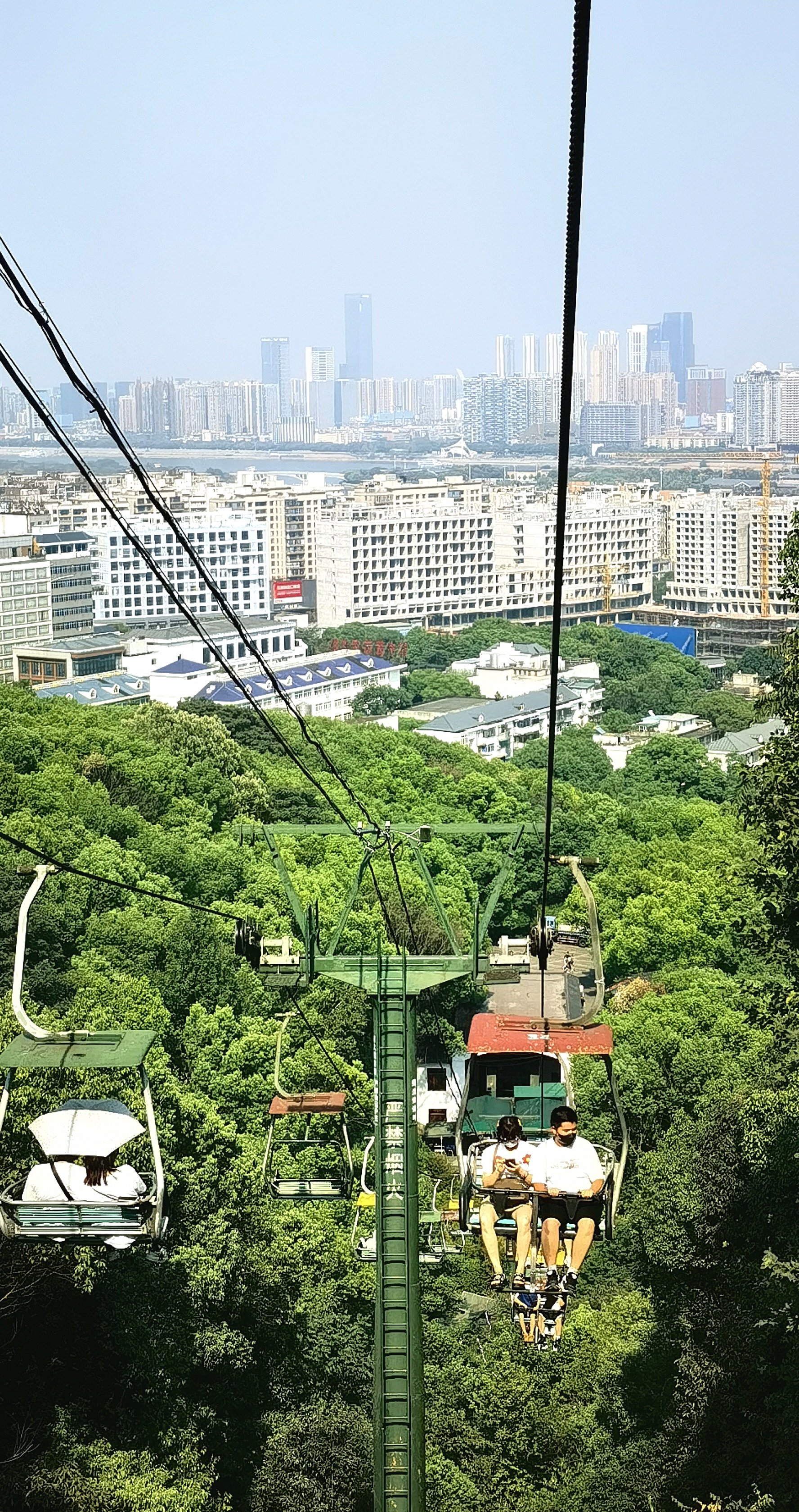 △岳麓山不仅可以不行上去，也能乘坐缆车 图/郑旭