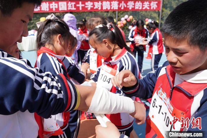 本年度首场“红气球校园挑战赛”在云南省昭通市鲁甸县鹊落小学举行 付春来 摄