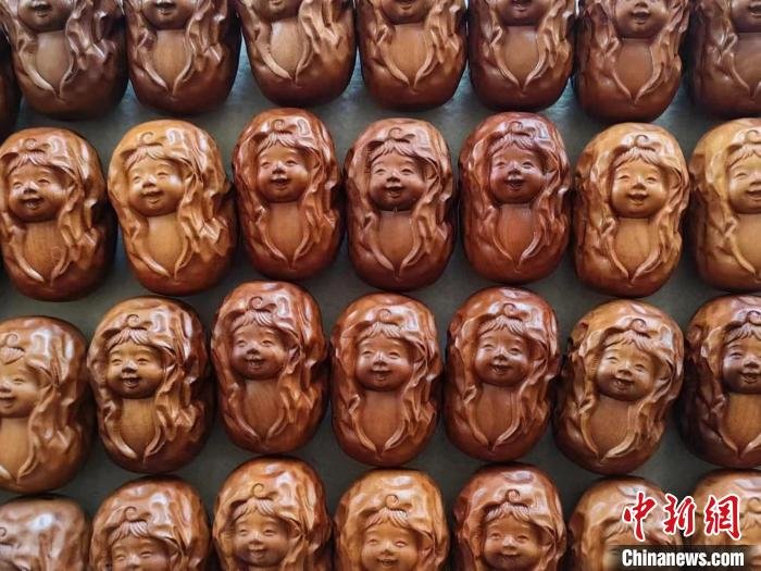 图为“枣”造型的木雕作品。　受访者供图
