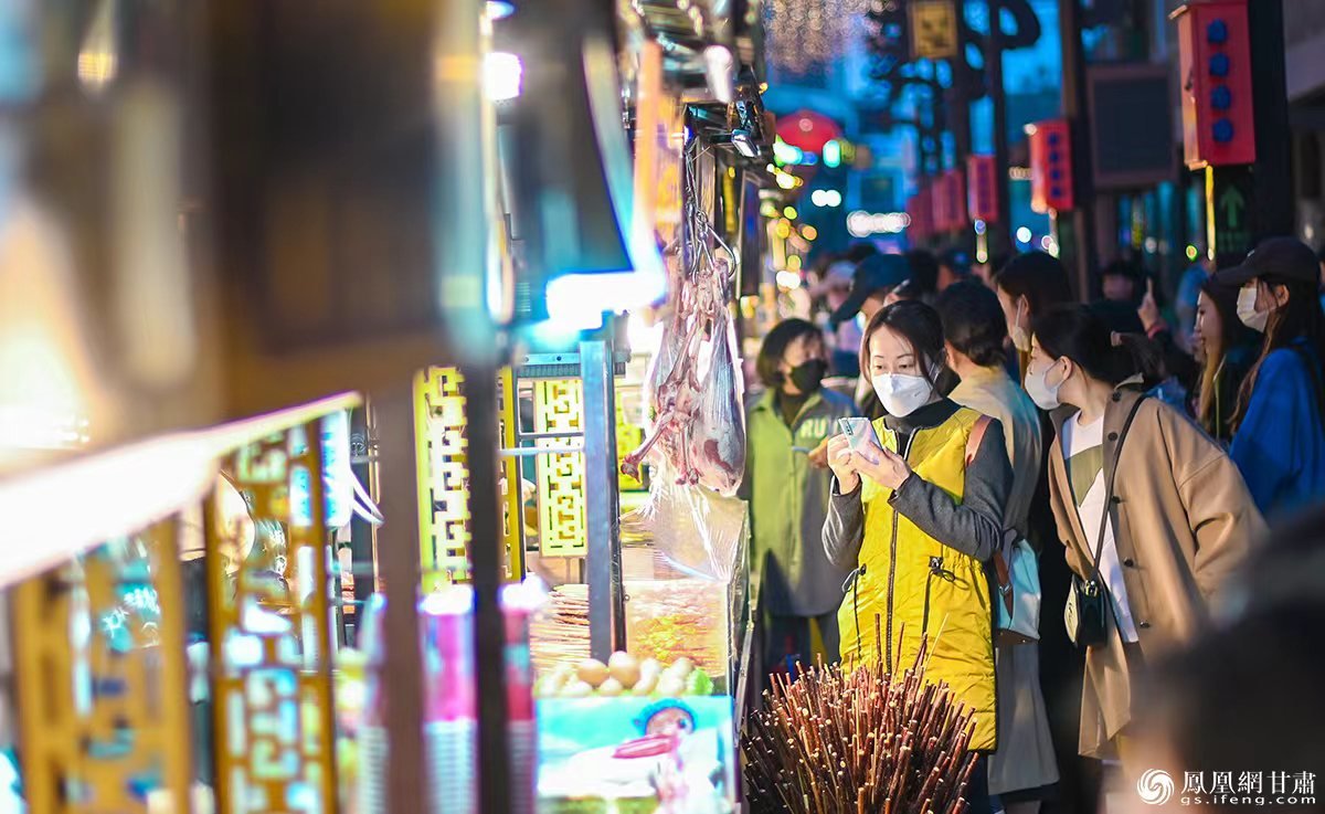 每当夜幕降临,无论是本地人,还是外地游客,仿佛约定好了一样,将整条街塞得满满当当,享受逛吃逛吃的痛快。李德宇 摄