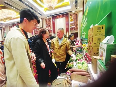 参会客商正在清徐清德铺红薯的展位前品鉴产品。