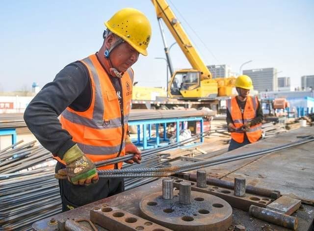 3月27日,施工人员进行钢筋加工作业.