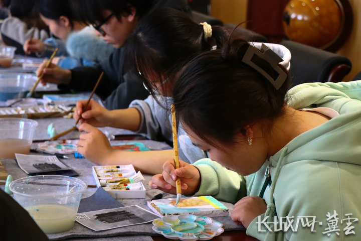 活动现场，师生们认真绘制壁画作品。燕山大学校史馆 供图