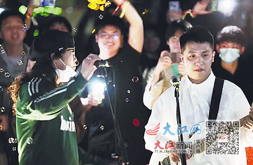 2022年3月，草地上的音乐节。