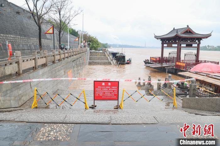 图为赣江上游贡江江西赣州主城区段水位迅速上涨，江水浑浊，位于贡江上的东河浮桥封闭通行，拆桥靠岸。　刘力鑫 摄