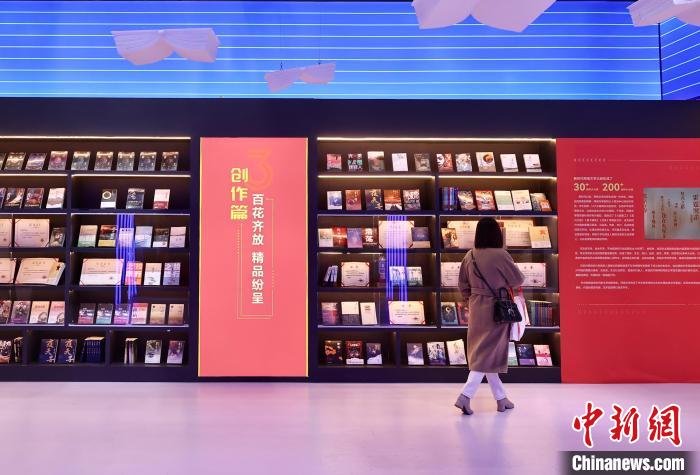 图为观众在第六届中国“网络文学+”大会参观展览。　中新社记者 易海菲 摄