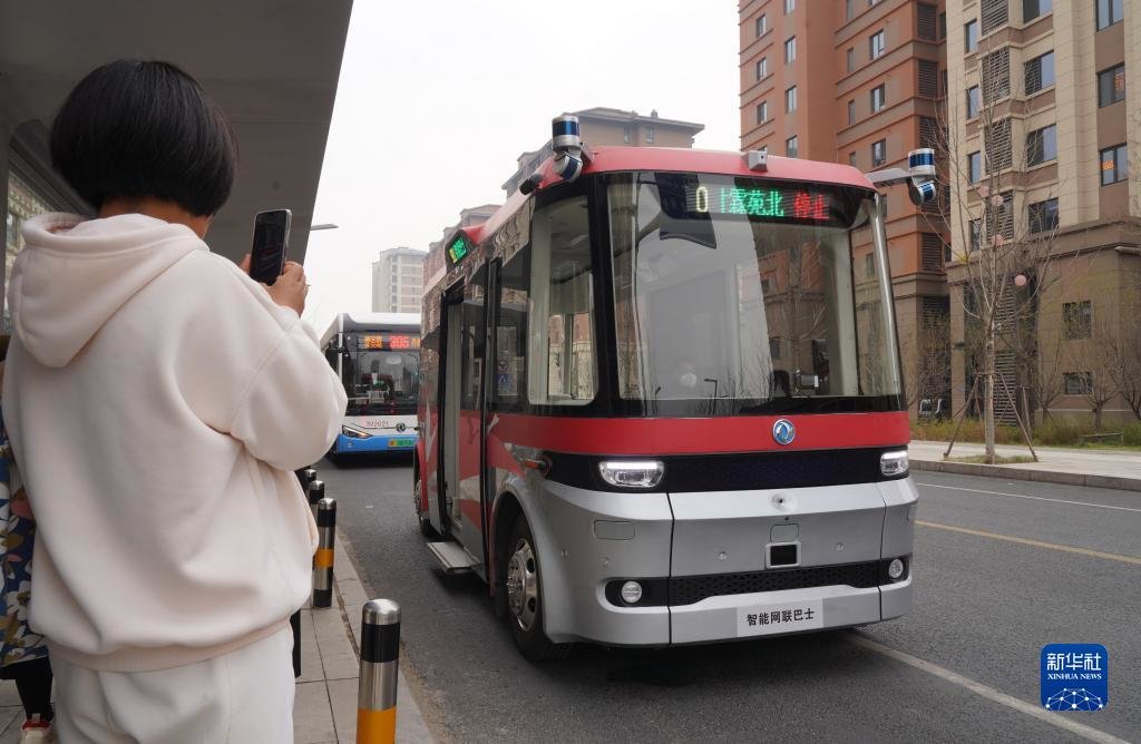 3月20日，智能网联巴士901线测试车在河北雄安新区容东片区道路上停靠。新华社记者 牟宇 摄
