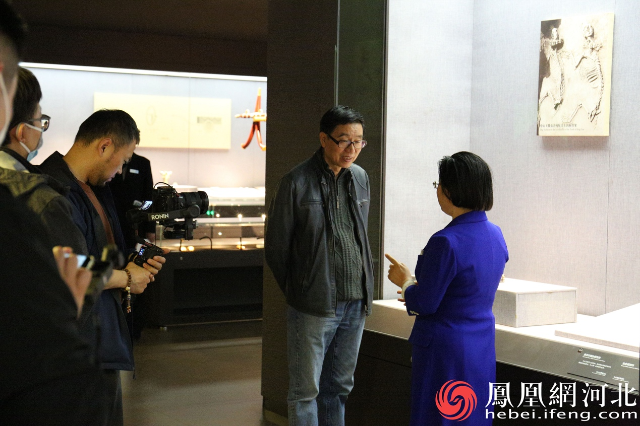3月28日，凤凰卫视《文化大观园》节目组在河北博物院采访。（摄/凤凰网河北李卓然）