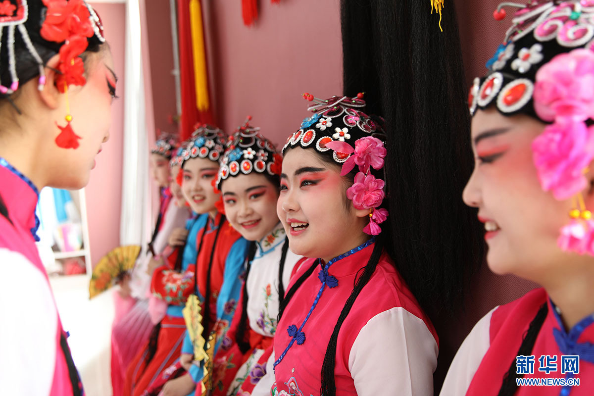 3月28日，宽城满族自治县第三小学学生在交流学习戏曲心得。新华网发 刘环宇摄