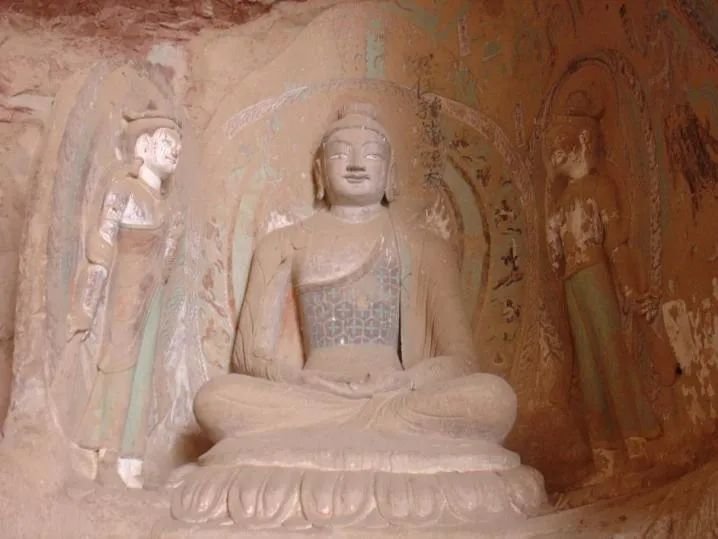 ▲ 第169窟6号龛 中国石窟中最早的西方三圣塑像