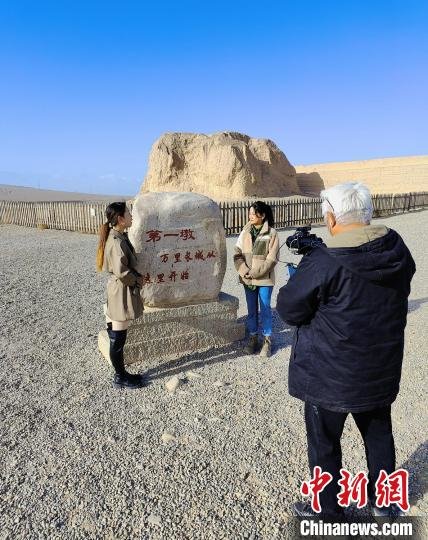 该节目组在嘉峪关长城第一墩拍摄。　赵峰 摄