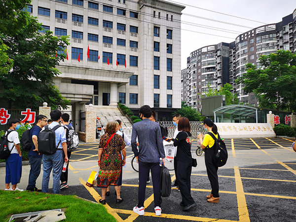 2020年7月此案开庭审理期间,一些志愿者陪同被害人来到法院。
