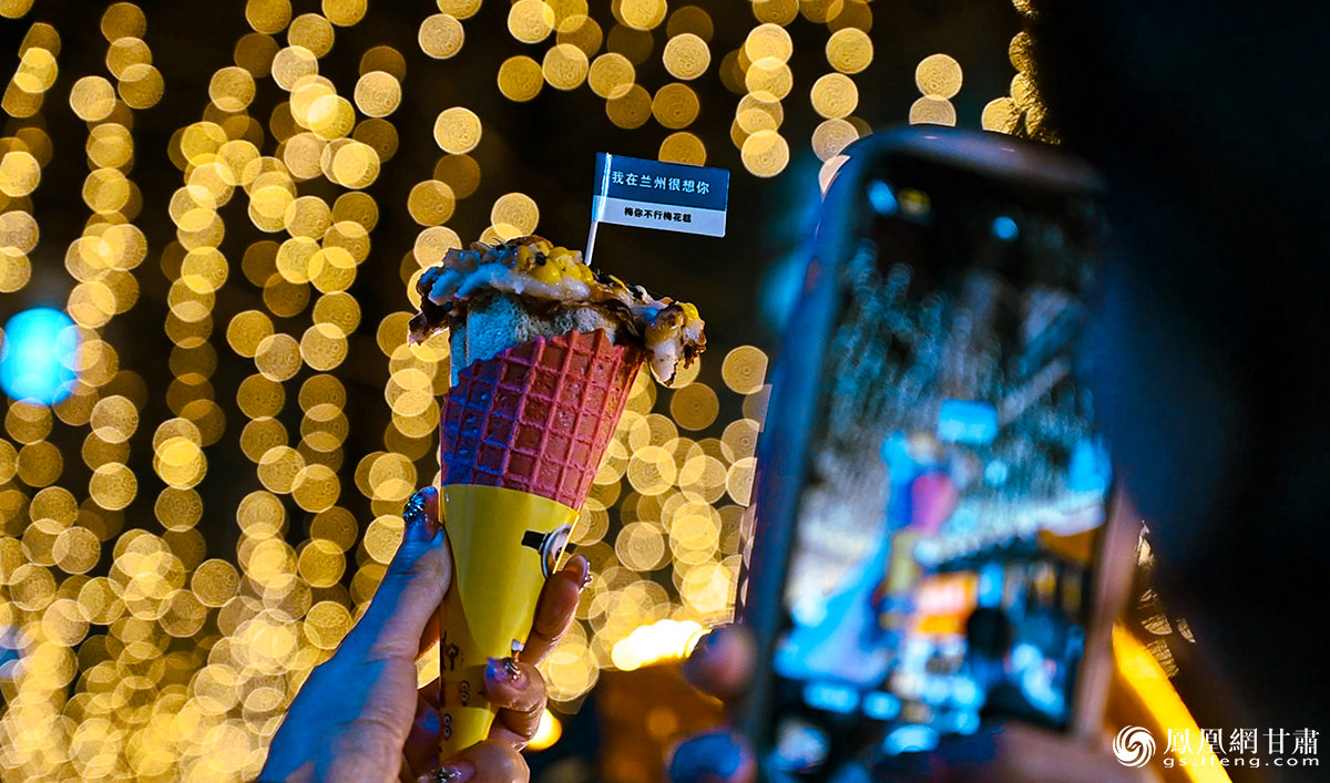 这个春天喧闹起来了,人们从四面八方赶来奔赴简单的快乐。我在烟火弥漫、香味四溢的新光夜市,你在哪里?李德宇 摄