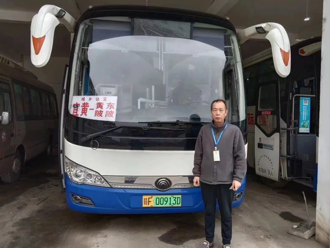 抚州一公交车紧急停车，司机：“我去救人，请大家稍等一下”