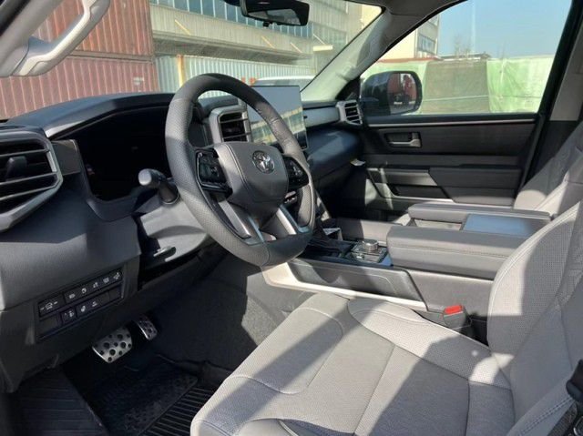 23款丰田红杉的内饰的实用性与空间利用率在这代红杉身上均得到提升