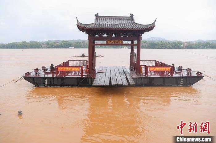 图为赣江上游贡江江西赣州主城区段水位迅速上涨，江水浑浊，位于贡江上的东河浮桥封闭通行，拆桥靠岸。　刘力鑫 摄