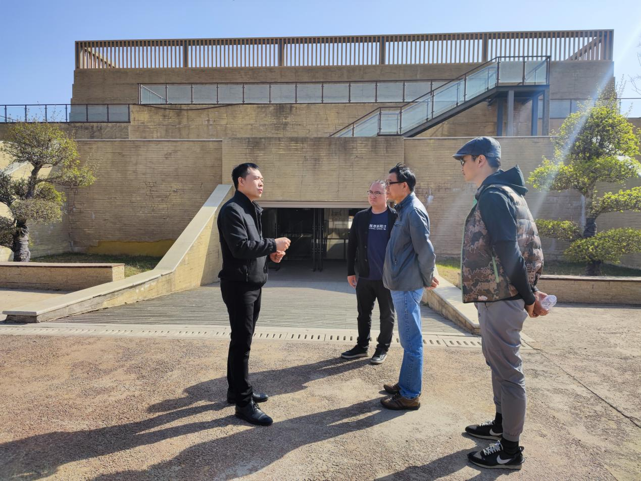 3月27日，著名学者王鲁湘带领凤凰卫视《文化大观园》栏目组在中山古城考古遗址公园采访拍摄。