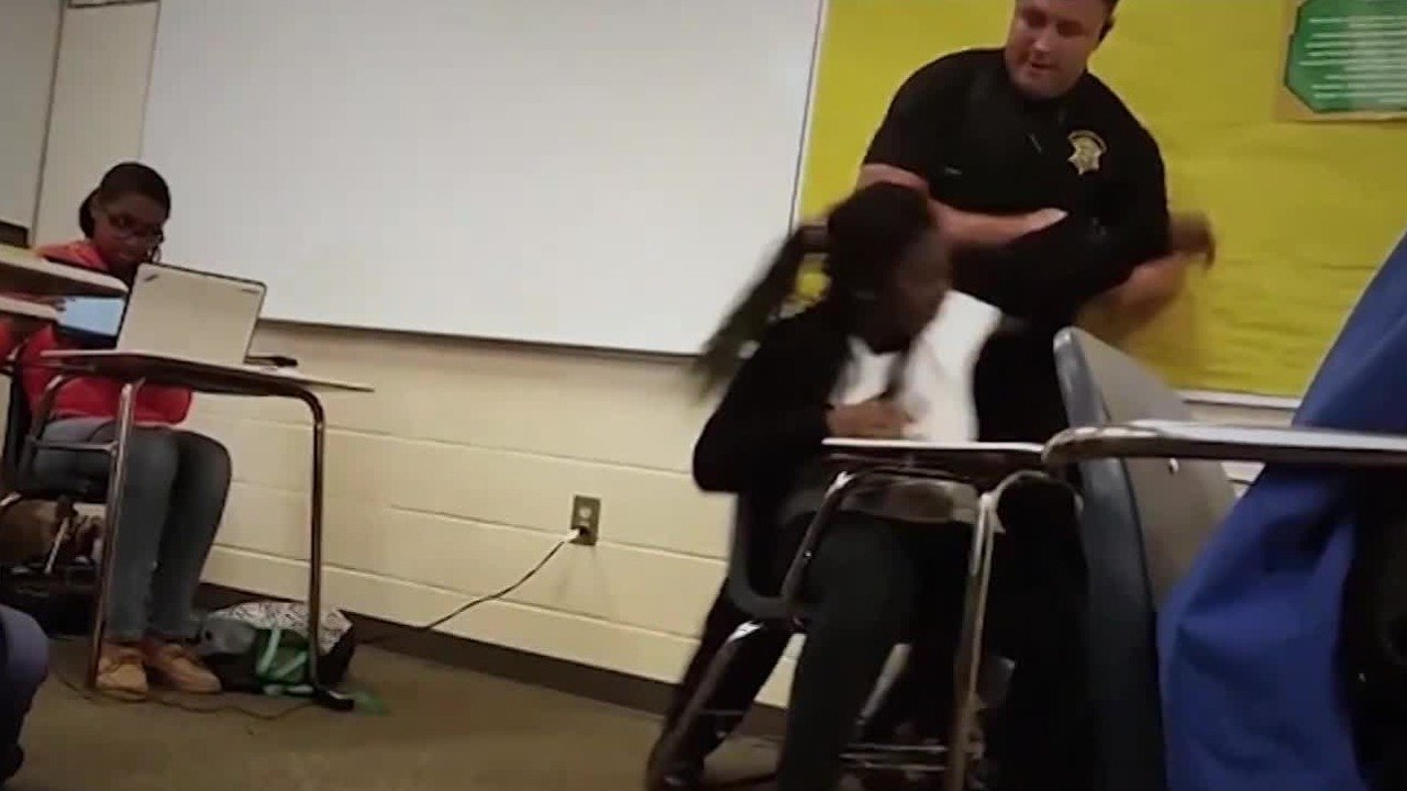 非裔学生被白人校警粗鲁对待，学生：他的膝盖顶在我的脖子上，我都窒息了