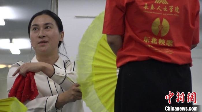 张万励正在给学生们上课。　吕盛楠 摄