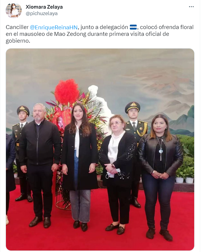 洪都拉斯代表团在北京瞻仰毛主席纪念堂并敬献花圈。