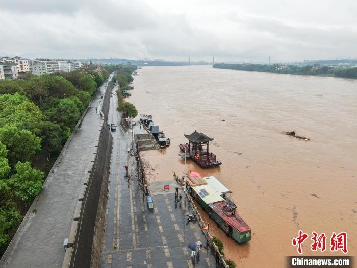 图为航拍赣江上游贡江江西赣州主城区段，受近期强降雨影响，河流水位迅速上涨，湍急浑浊。　刘力鑫 摄
