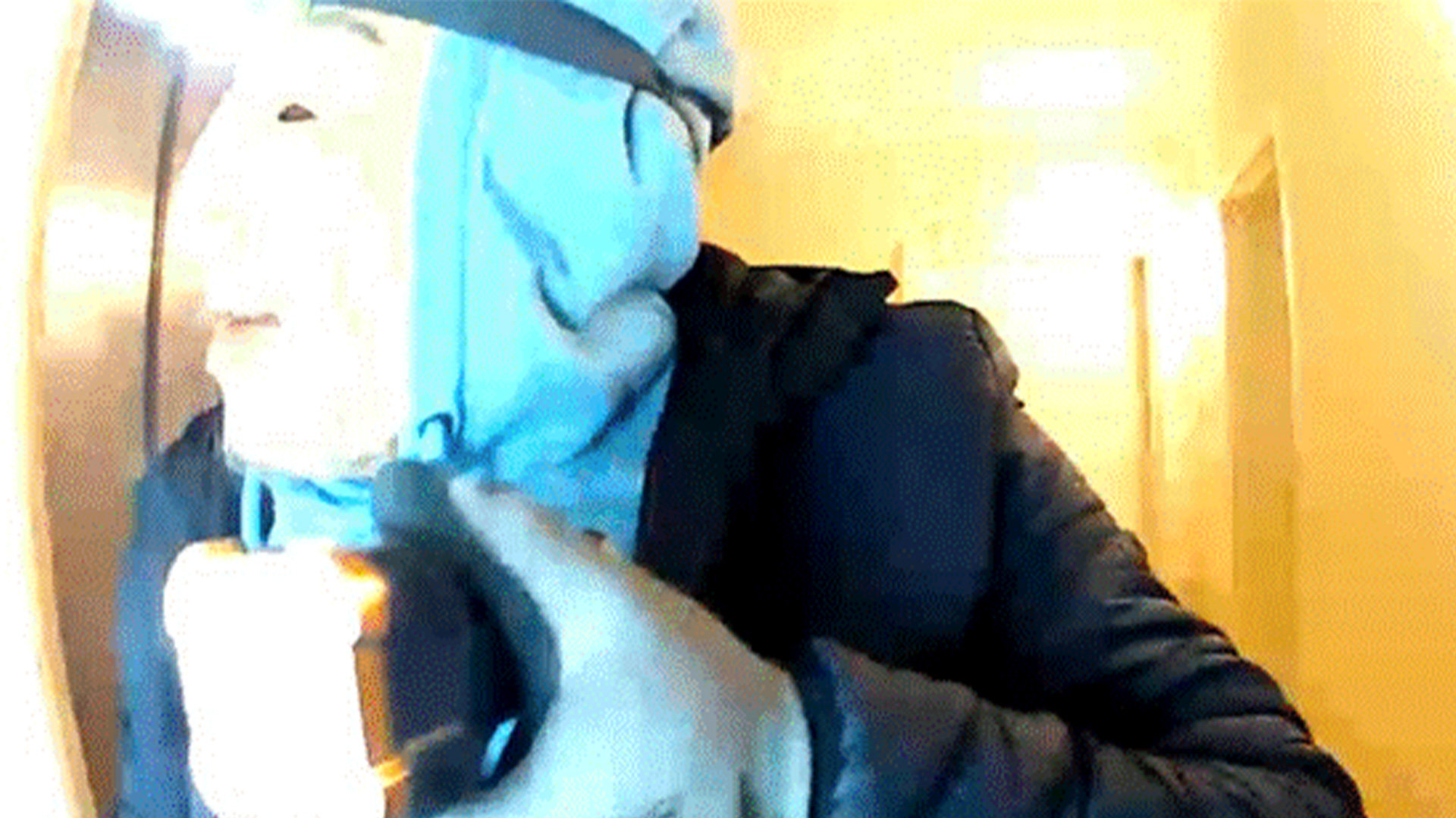 监控曝光！戴面具男子闯入德国总理所住大楼，被发现后逃之夭夭